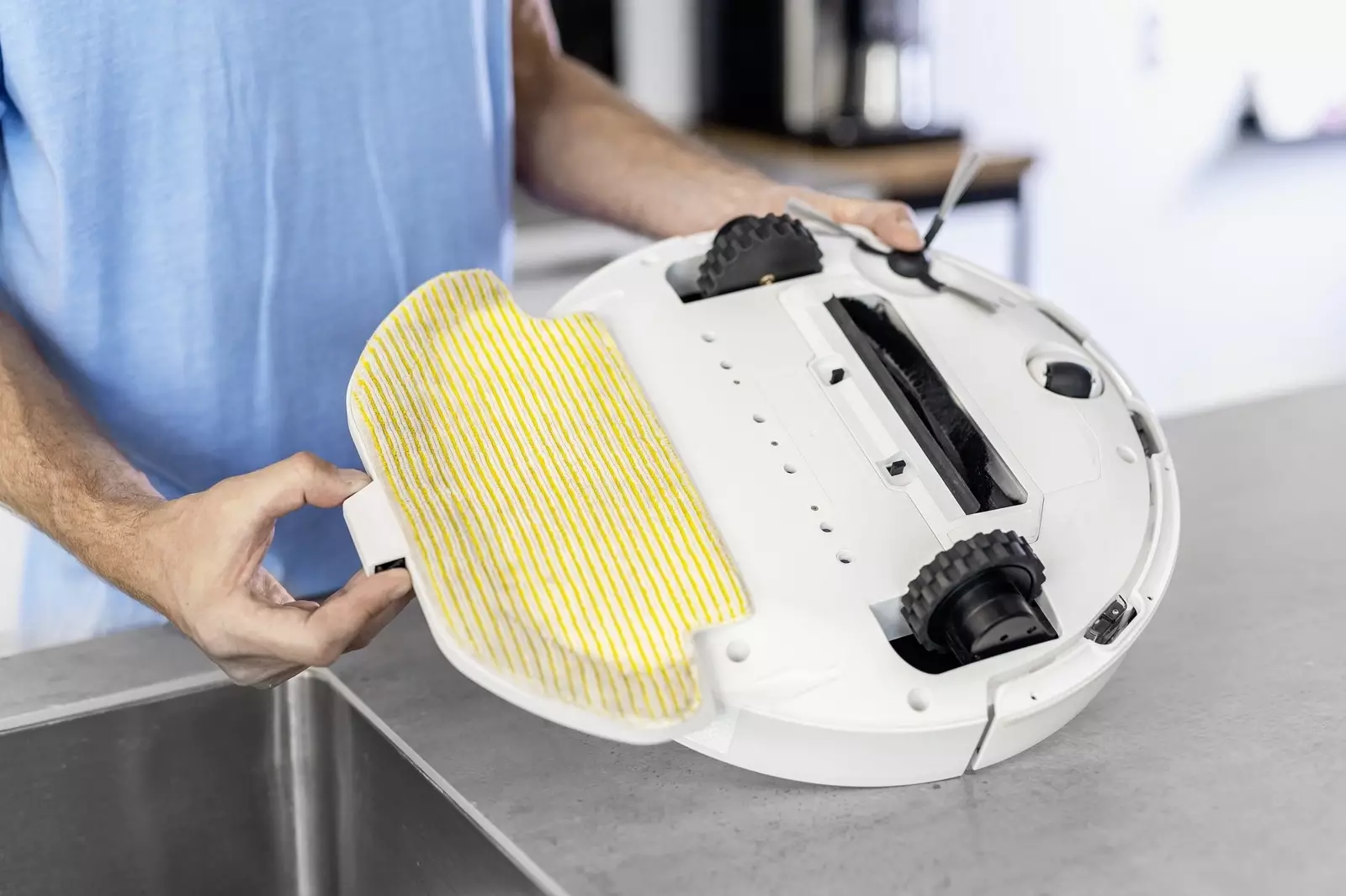 Обзор робота-пылесоса Karcher RCV 3: идеальная чистота вашего дома без лишних усилий, белый цвет и высокая эффективность.