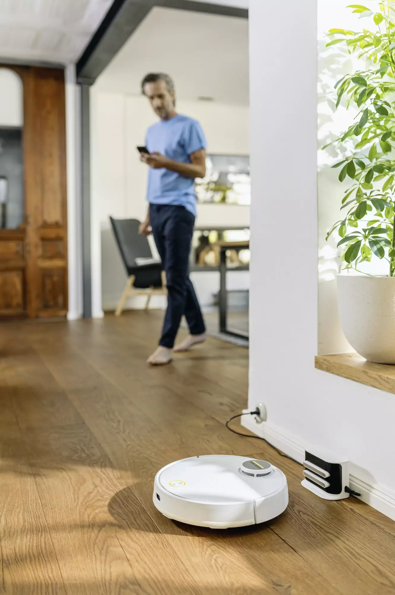 Обзор робота-пылесоса Karcher RCV 3: идеальная чистота вашего дома без лишних усилий, белый цвет и высокая эффективность.