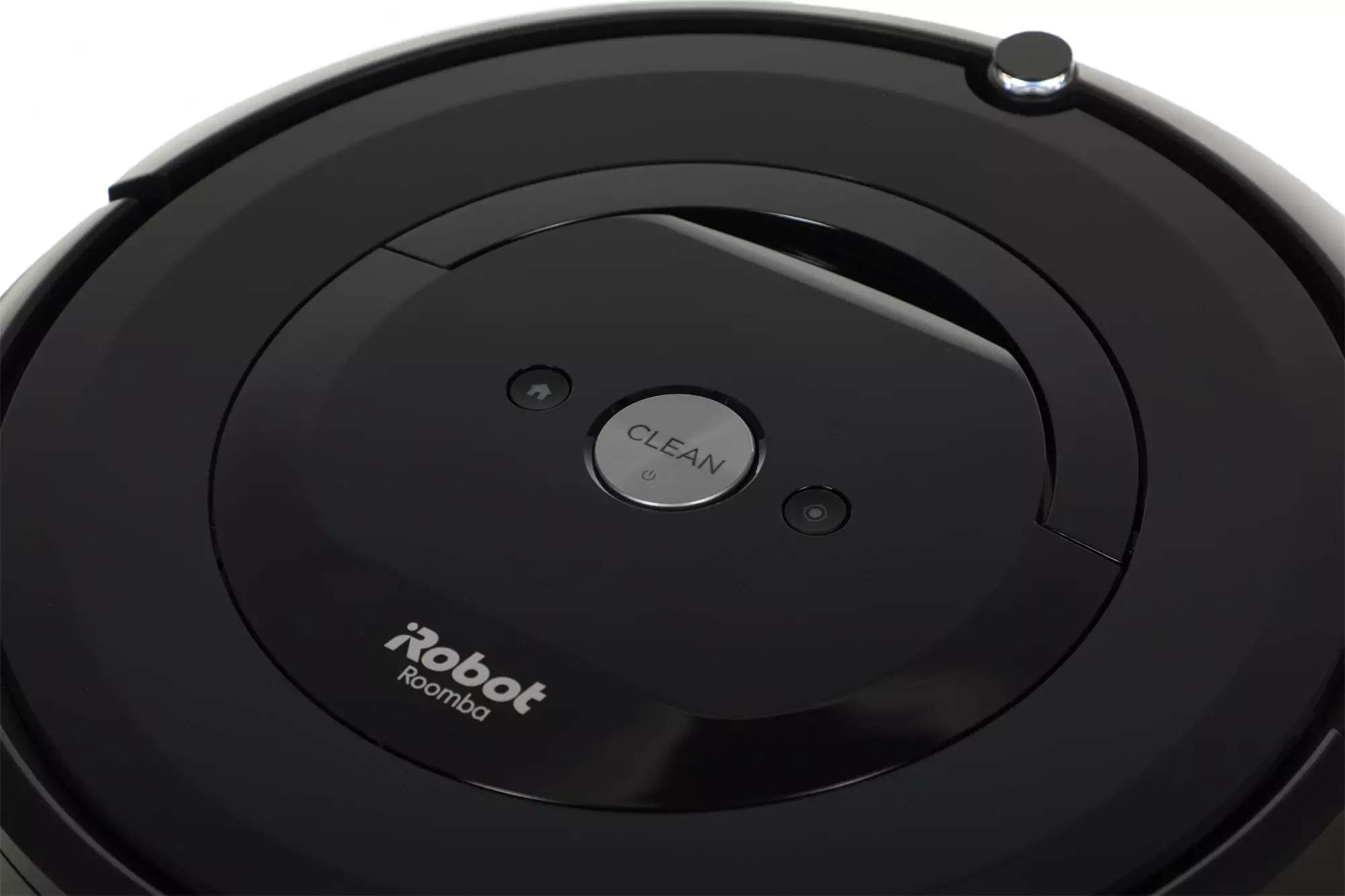 Обзор робота-пылесоса iRobot Roomba e5: надежный помощник для эффективной уборки вашего дома в сером и черном исполнении.