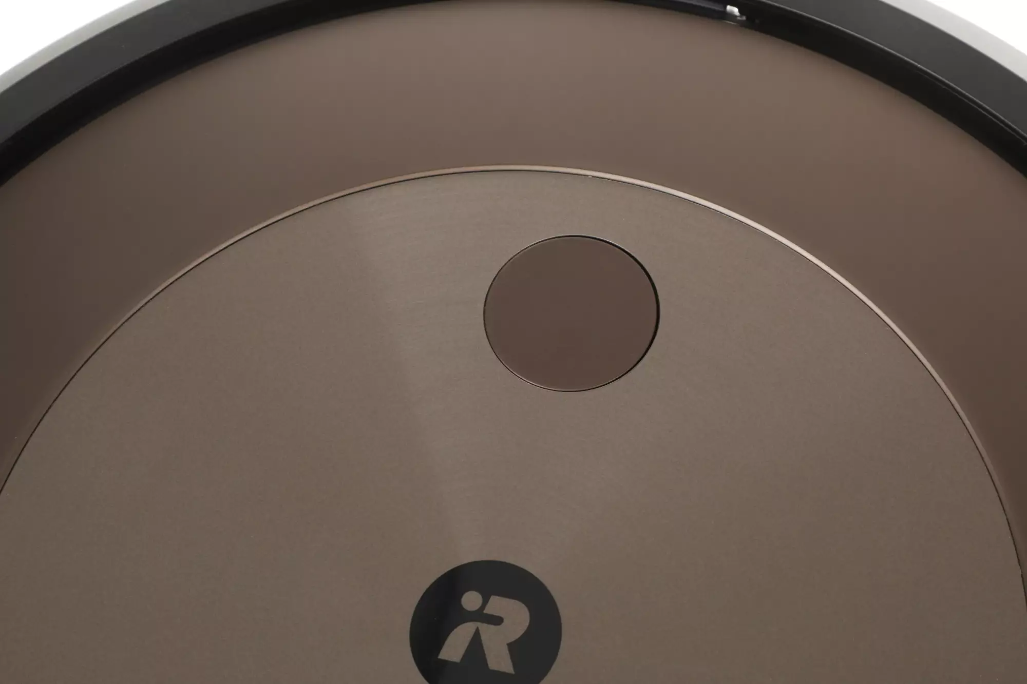 Обзор робота-пылесоса iRobot Roomba J9+: Инновационная уборка, стильный дизайн и безупречная чистота в вашем доме.
