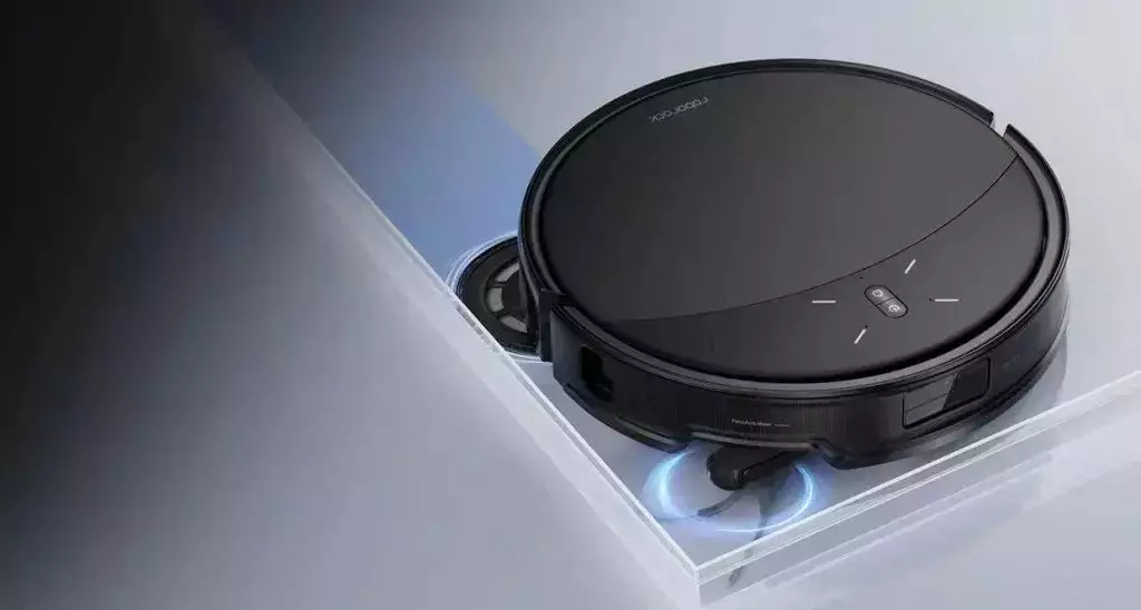 Обзор робота-пылесоса Roborock Saros 10R: идеальный помощник для поддержания чистоты вашего дома в черном цвете.